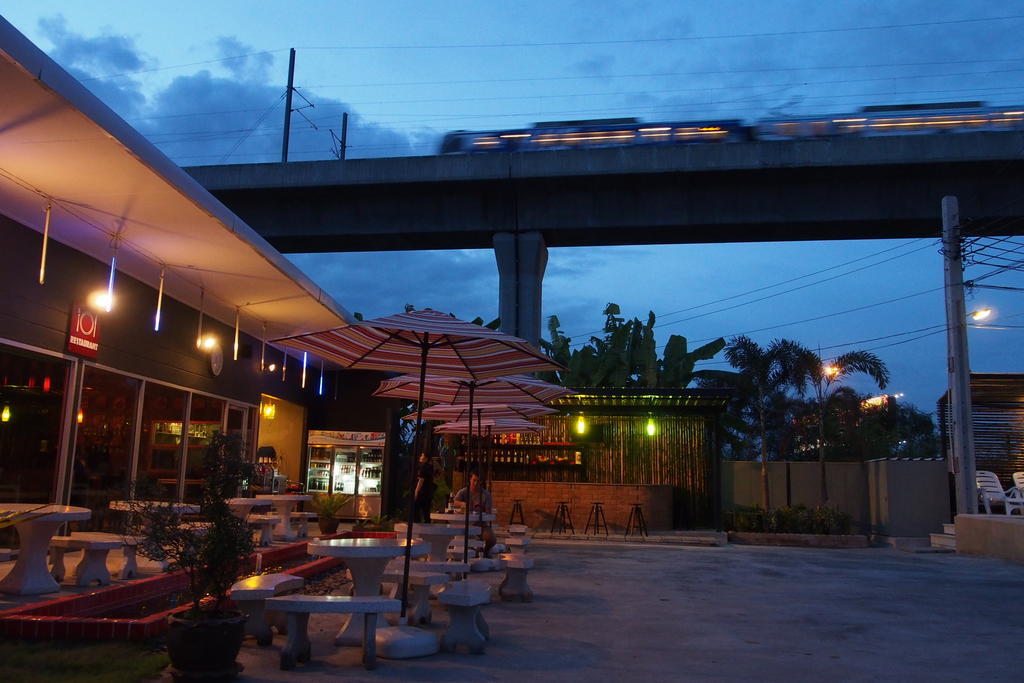 Nest Boutique Resort Bangkok Bagian luar foto